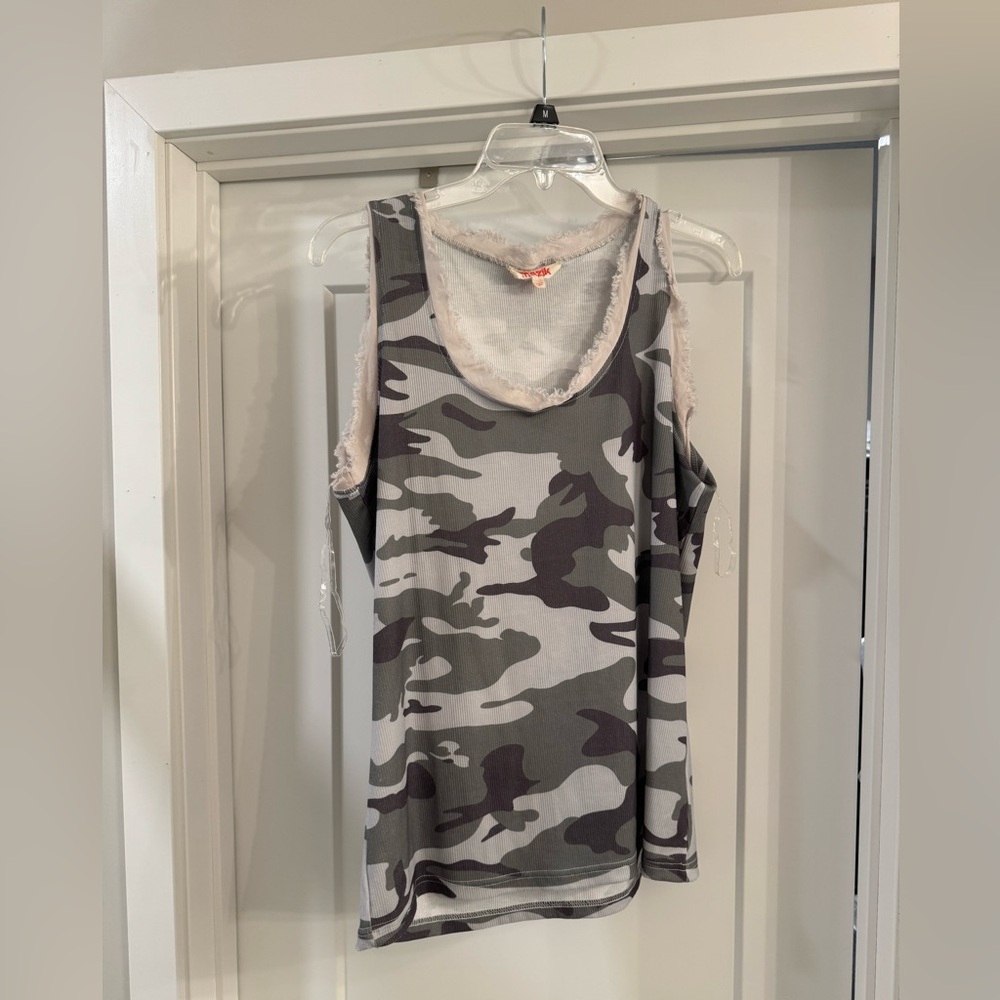 Women’s Camouflage Sleeveless Top in a Size Large